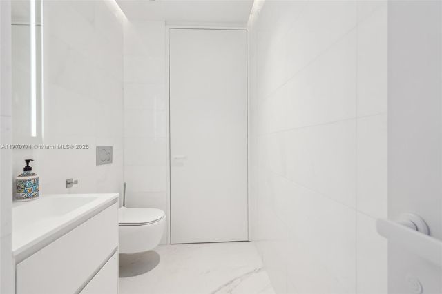 $3,800,000 | 2000 South Ocean Drive, Unit 28A, Hallandale Beach, FL 33009