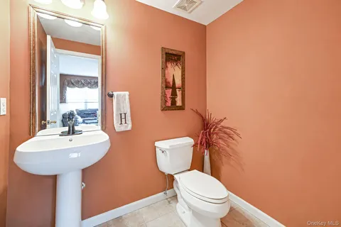 $999,000 | 6 Westover Court, Shoreham, NY 11786