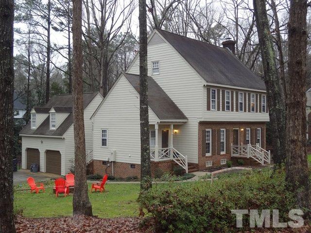 a view of house with a yard