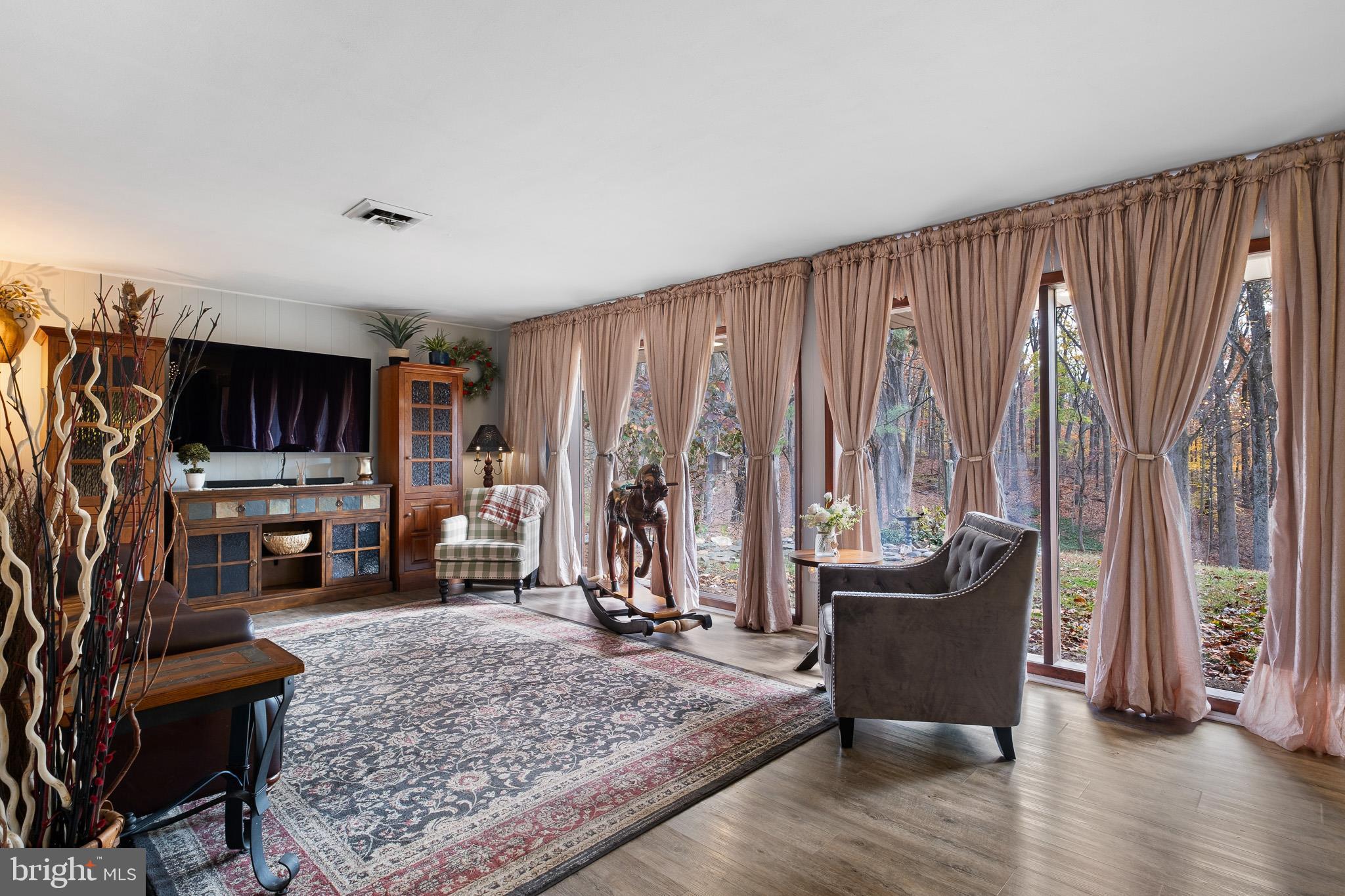 123 Unami Trail Newark, DE 19711 - Photo 20 of 31 a living room with furniture and a flat screen tv