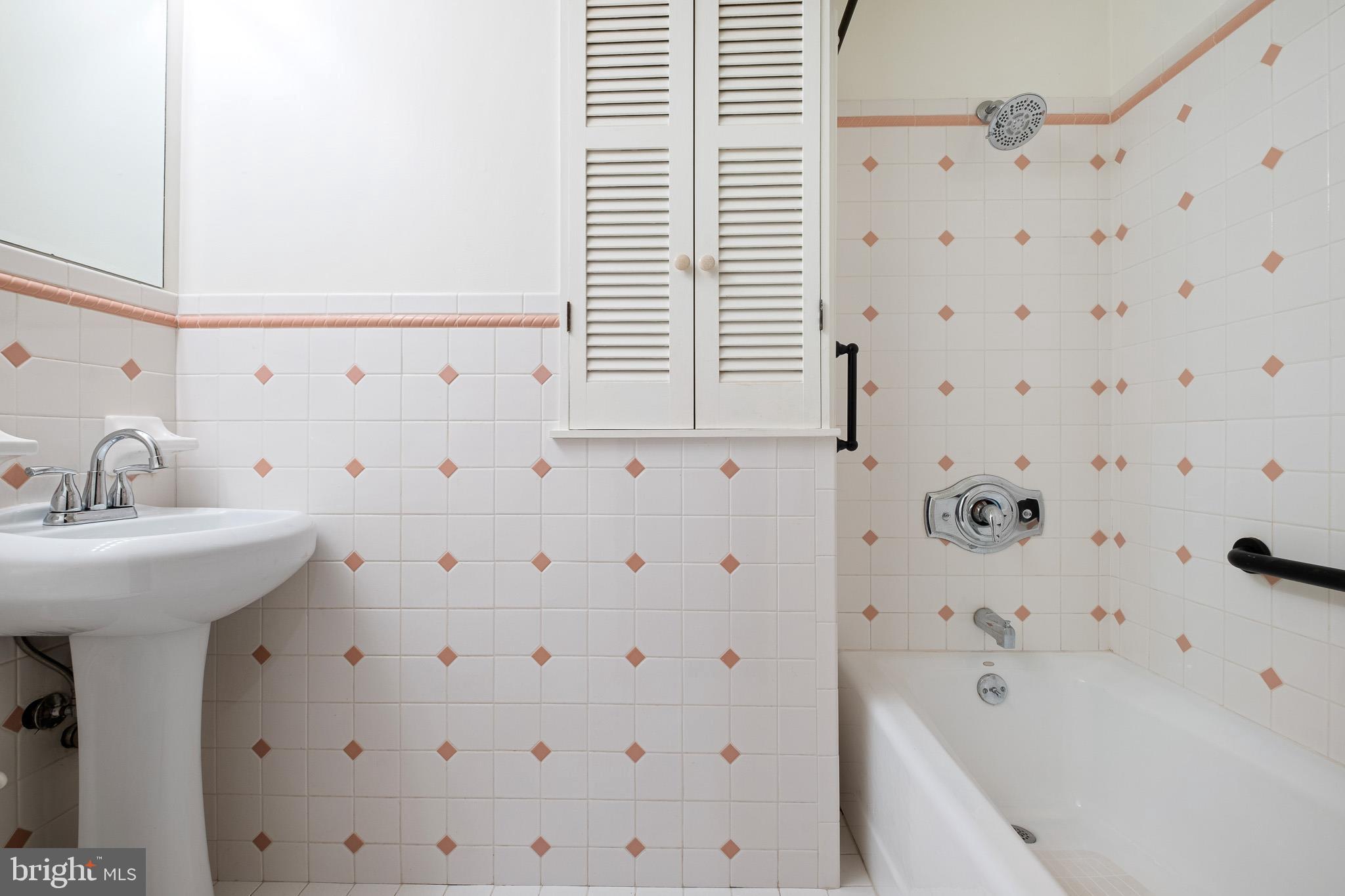 123 Unami Trail Newark, DE 19711 - Photo 24 of 31 a bathroom with a bathtub and a sink