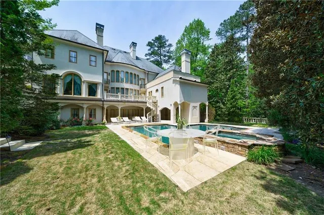 a view of a backyard