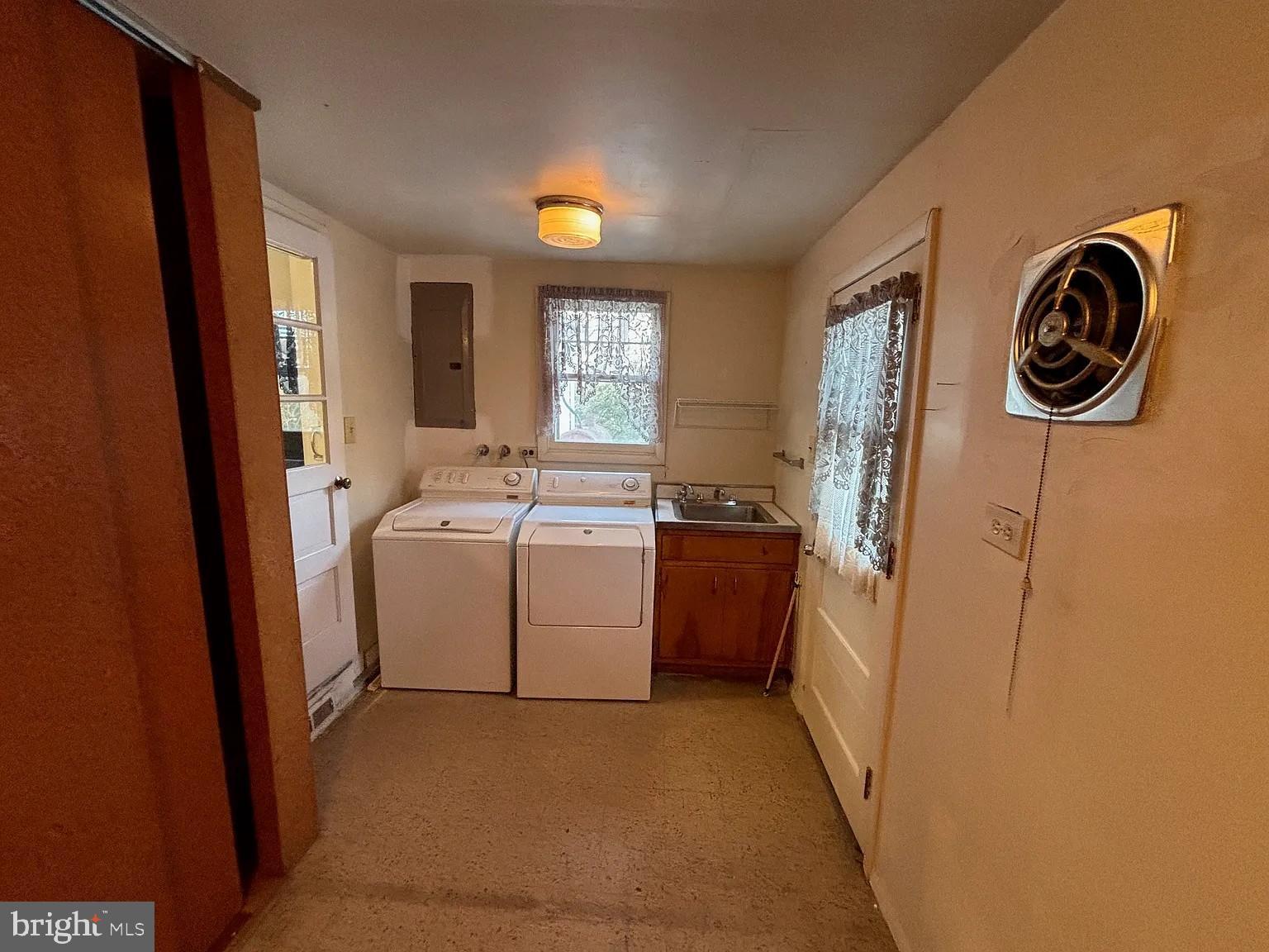 336 Hillside Road King of Prussia, PA 19406 - Photo 15 of 17 a utility room with dryer and washer