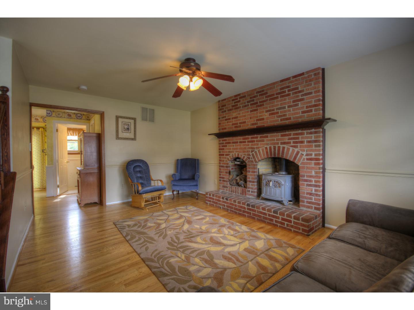 41 Cameron Circle Clementon, NJ 08021 - Photo 11 of 24 Family Room