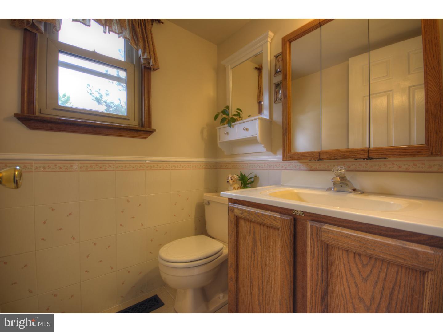 41 Cameron Circle Clementon, NJ 08021 - Photo 15 of 24 Bathroom