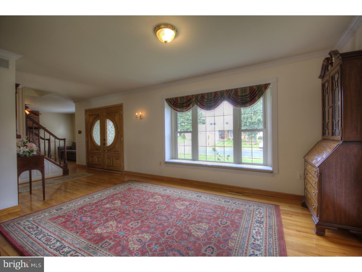 41 Cameron Circle Clementon, NJ 08021 - Photo 8 of 24 Living Room