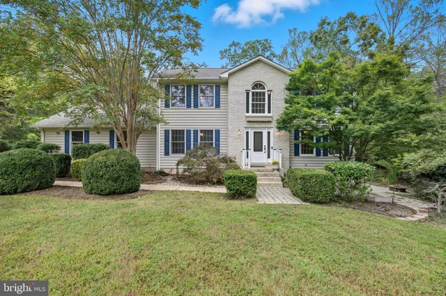 a view of a house with backyard and garden