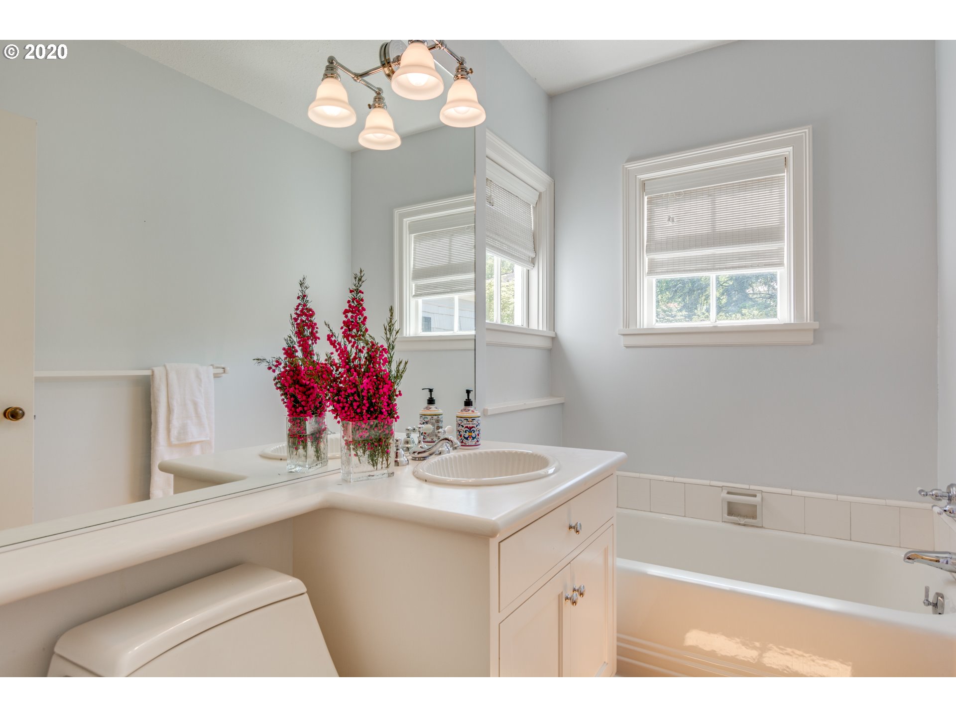 2891 Northwest Cumberland Road Portland, OR 97210 - Photo 15 of 32 Bathroom