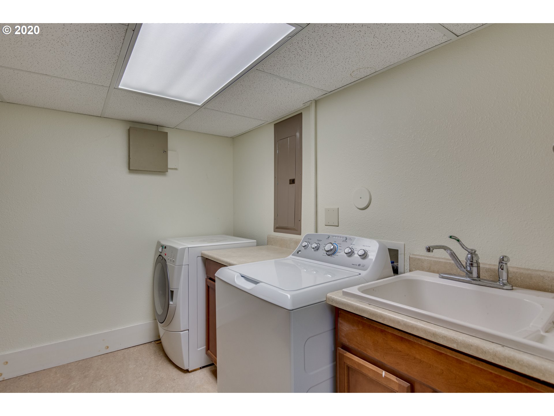 2891 Northwest Cumberland Road Portland, OR 97210 - Photo 25 of 32 Laundry