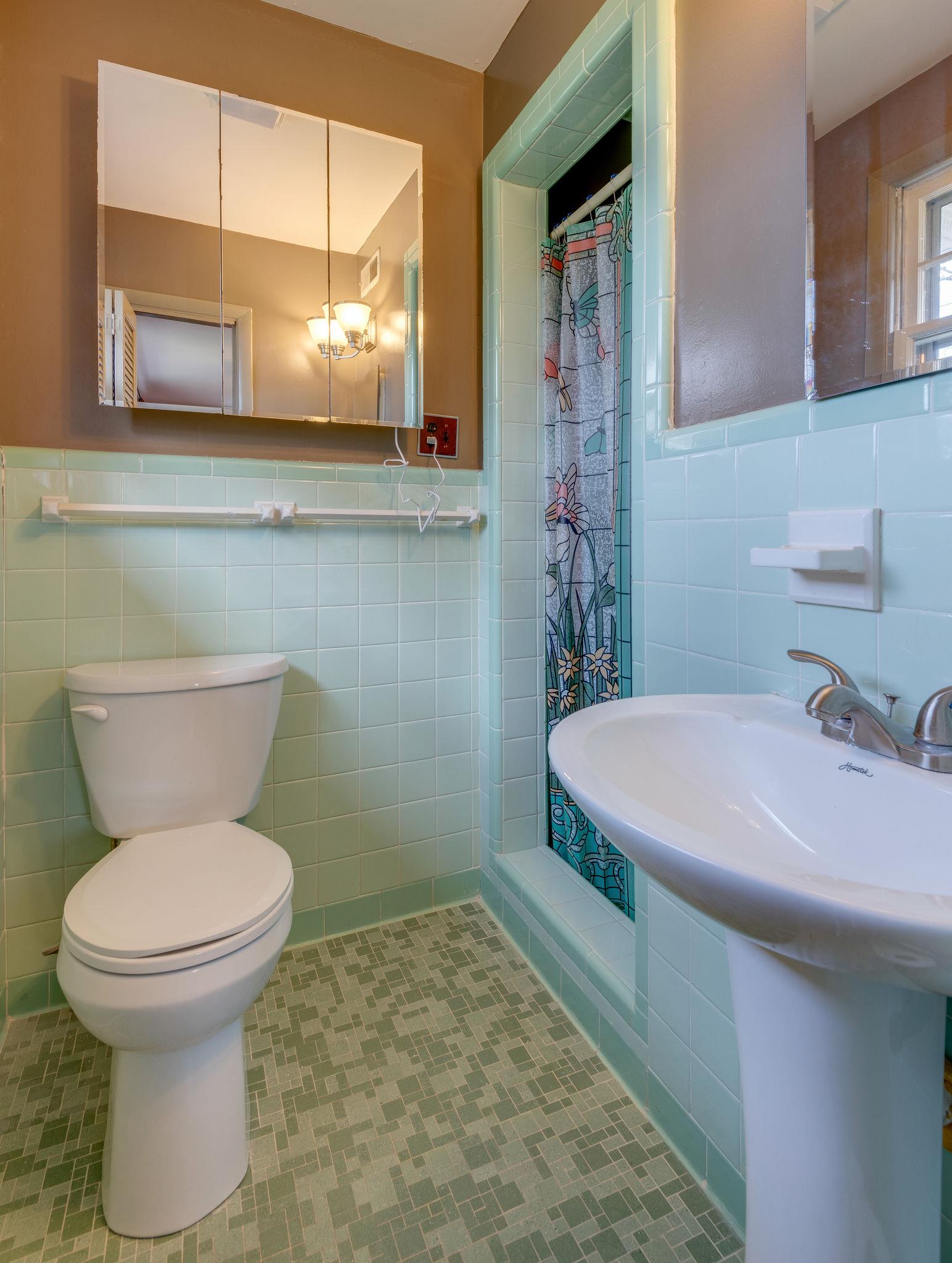1118 Sparta Road Nashville, TN 37205 - Photo 17 of 26 Original bath and everything works perfectly.