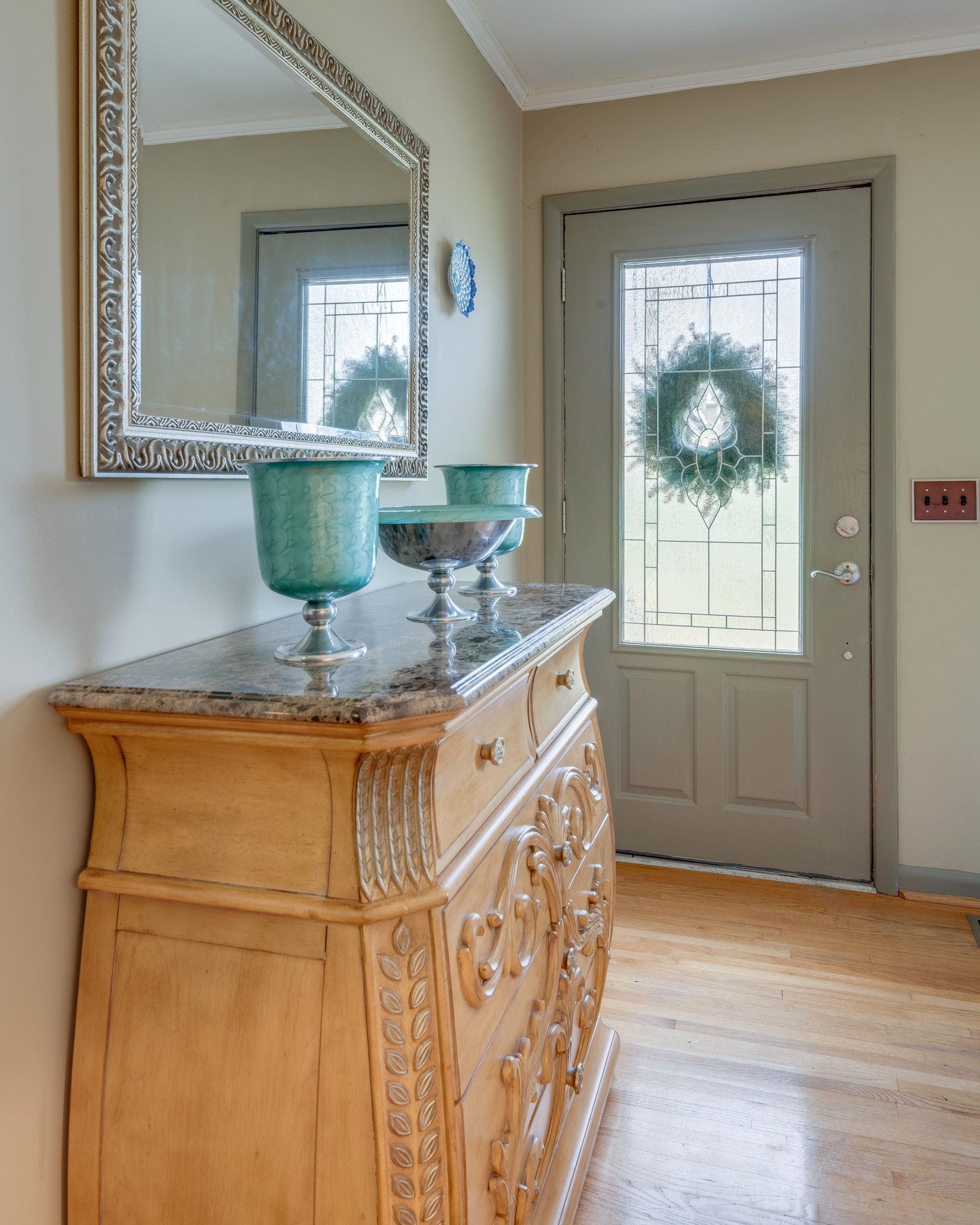 1118 Sparta Road Nashville, TN 37205 - Photo 3 of 26 Enter into the bright living room