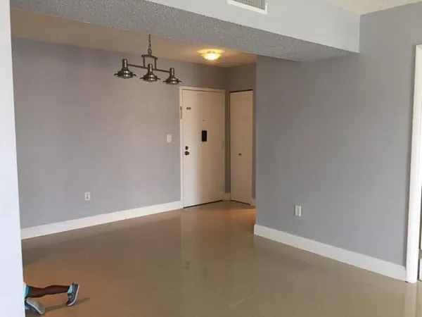 $1,800 | 4154 Inverrary Drive, Unit 407, Lauderhill, FL 33319