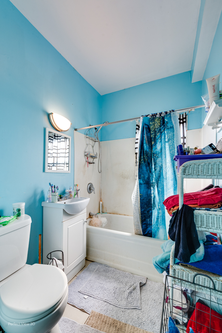 1020 Black Road Joliet, IL 60435 - Photo 9 of 18 a bathroom with a toilet a sink and bathtub