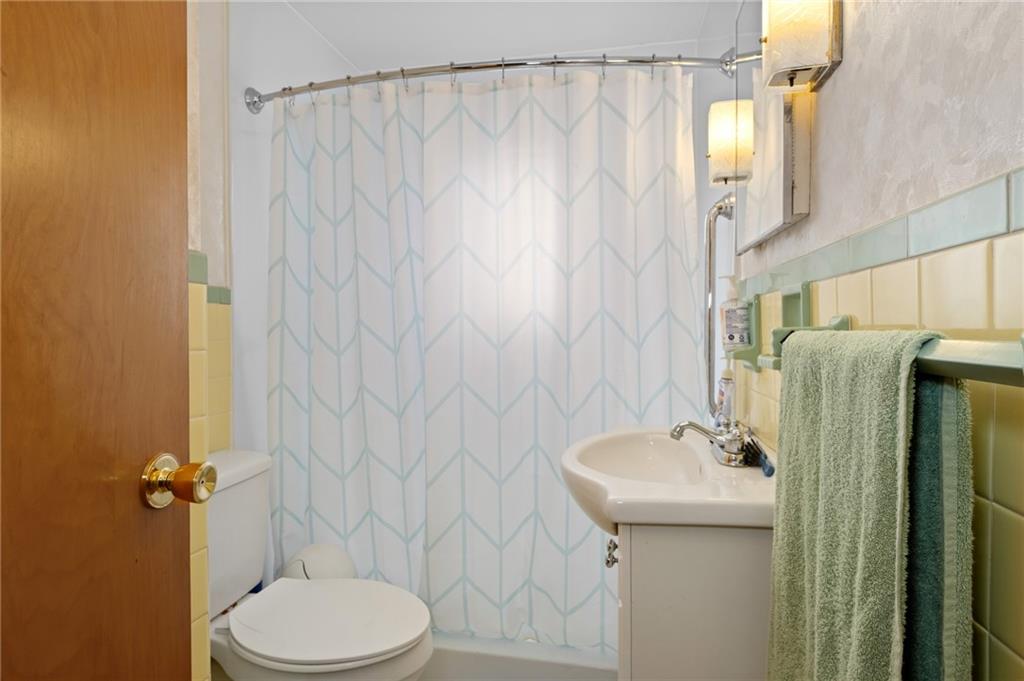 152 Denny Road Valencia, PA 16059 - Photo 14 of 25 main floor bath