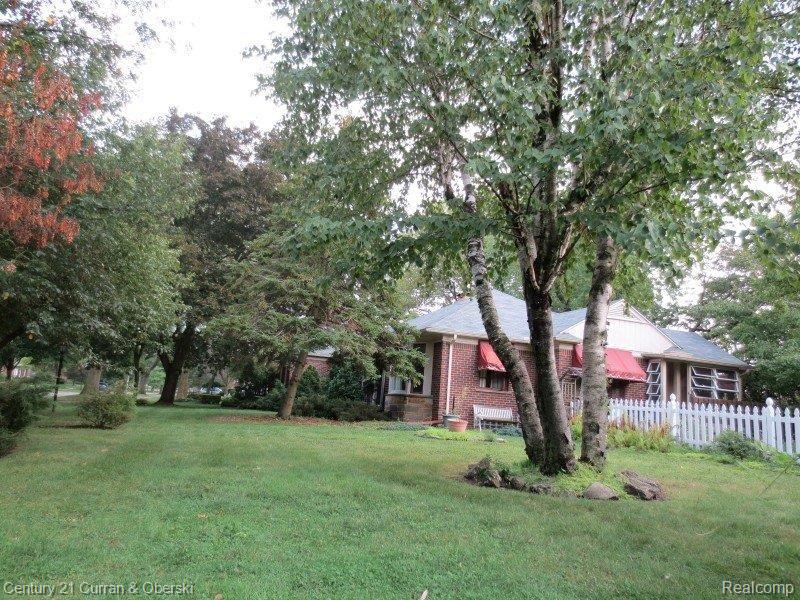 991 Lincoln Road Grosse Pointe, MI 48230 - Photo 15 of 25 SIDE VIEW