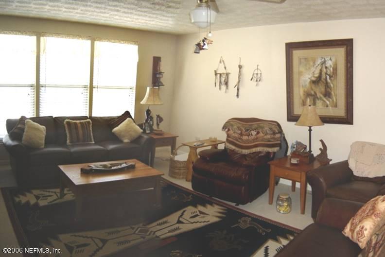 4170 Mustang Road Middleburg, FL 32068 - Photo 3 of 7 a living room with furniture and a window