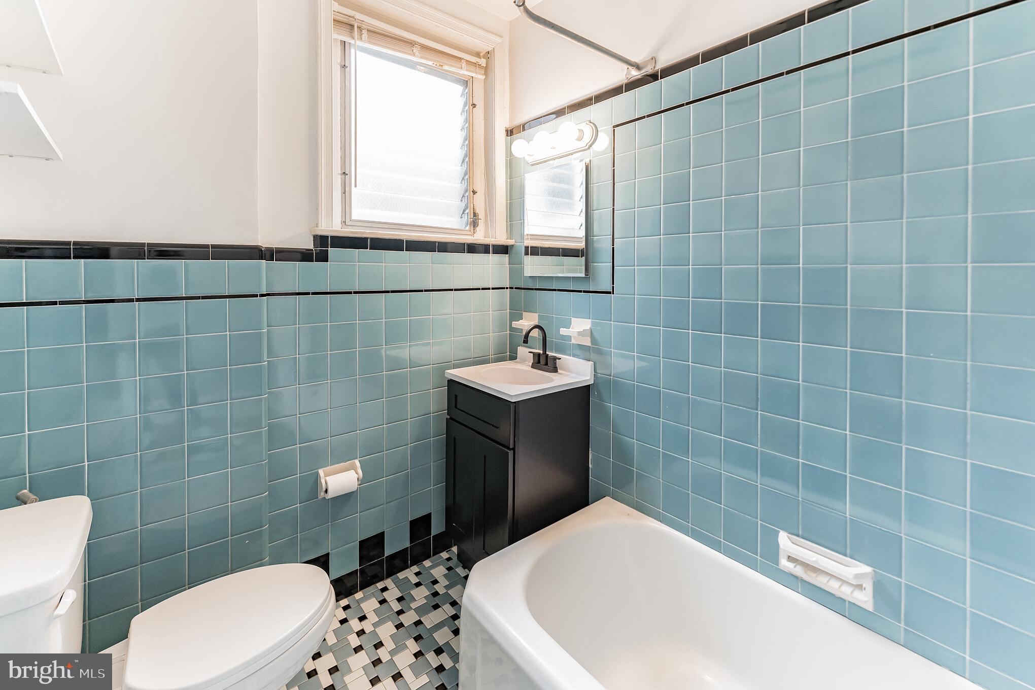 834 West Ritner Street Philadelphia, PA 19148 - Photo 23 of 27 Ful Bathroom (Upstairs)
