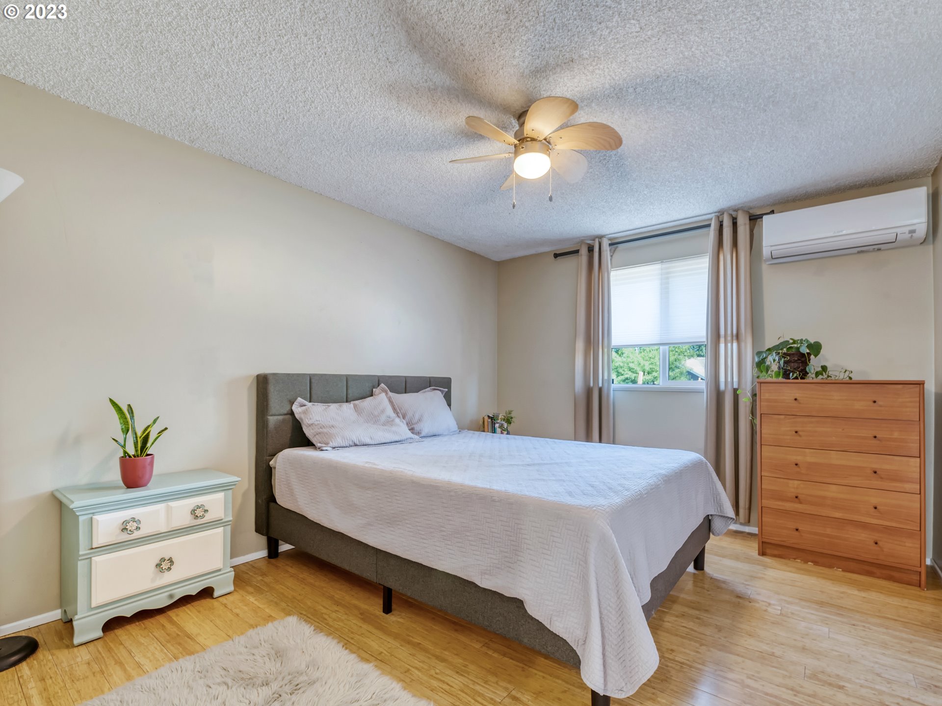 636 Island Street Springfield, OR 97477 - Photo 14 of 25 a bedroom with a bed and a dresser