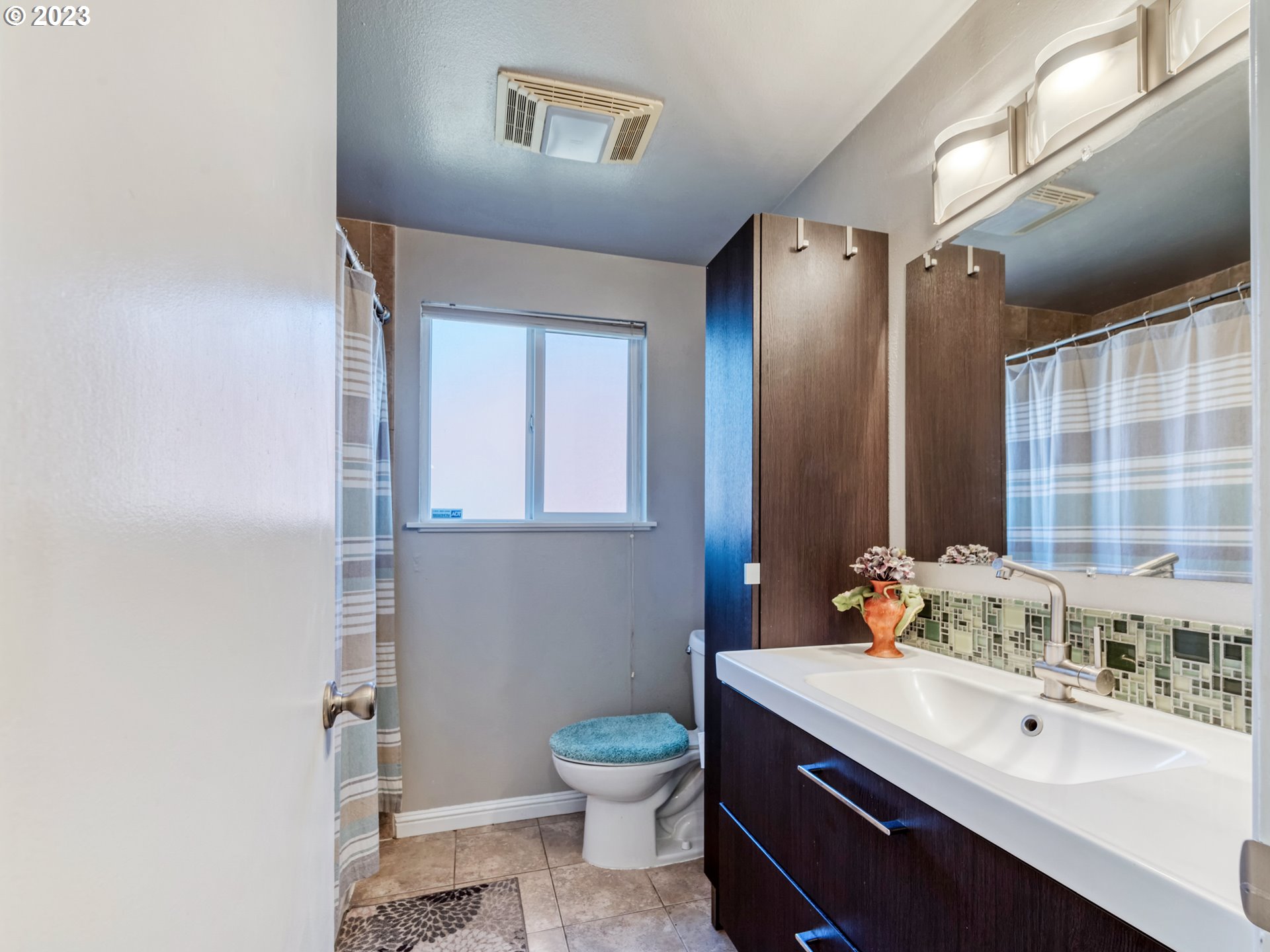 636 Island Street Springfield, OR 97477 - Photo 17 of 25 a bathroom with a sink toilet a mirror and shower