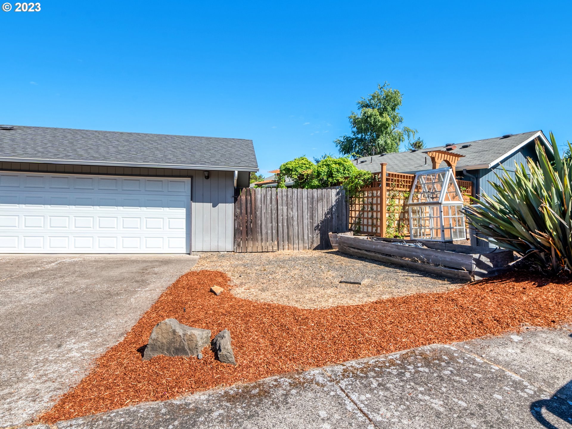 636 Island Street Springfield, OR 97477 - Photo 2 of 25 a view of outdoor space and yard