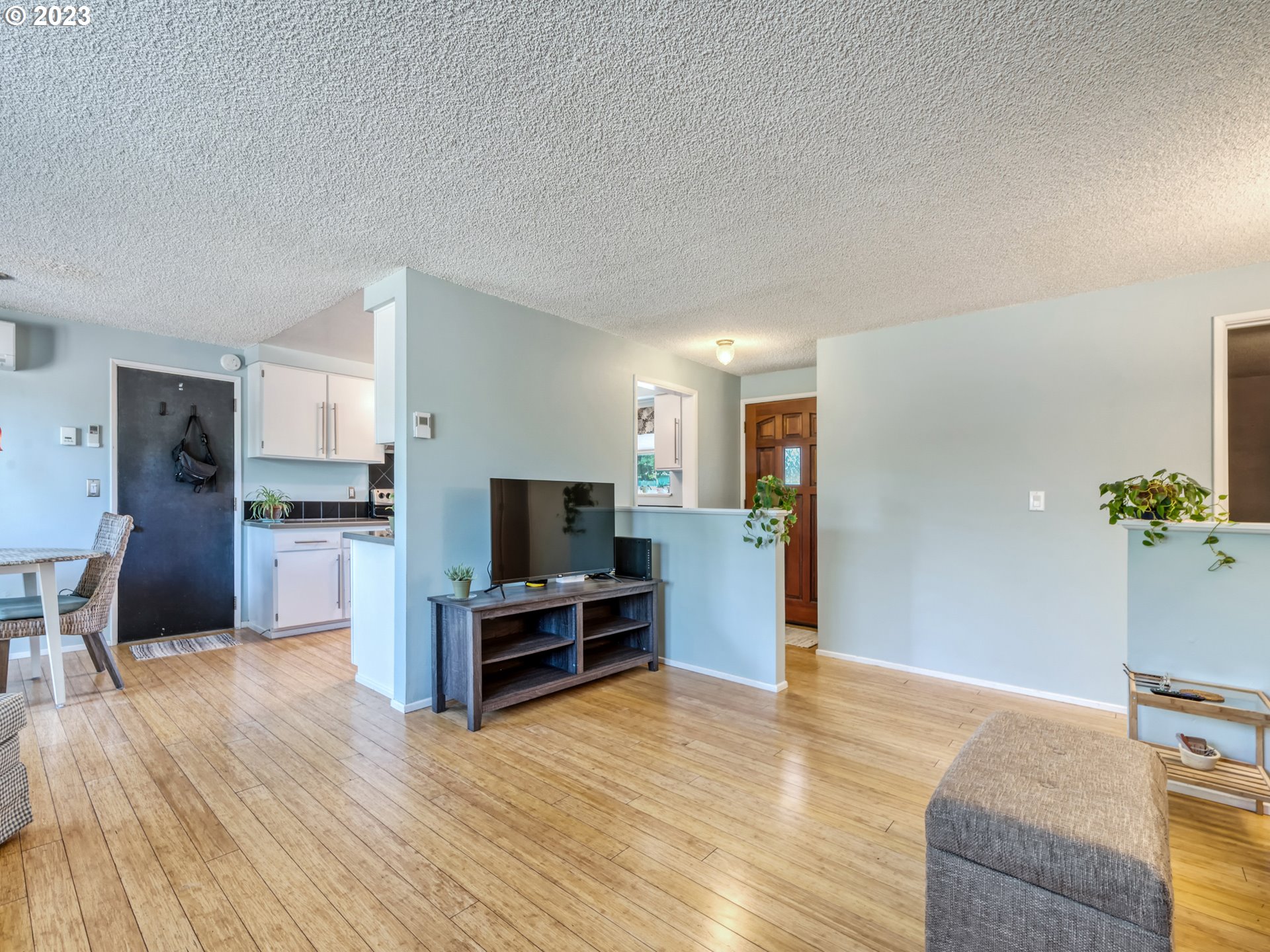 636 Island Street Springfield, OR 97477 - Photo 7 of 25 a view of a living room