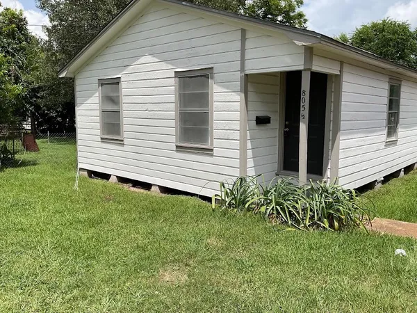 $82,999 | 805 East Calhoun Street, El Campo, TX 77437