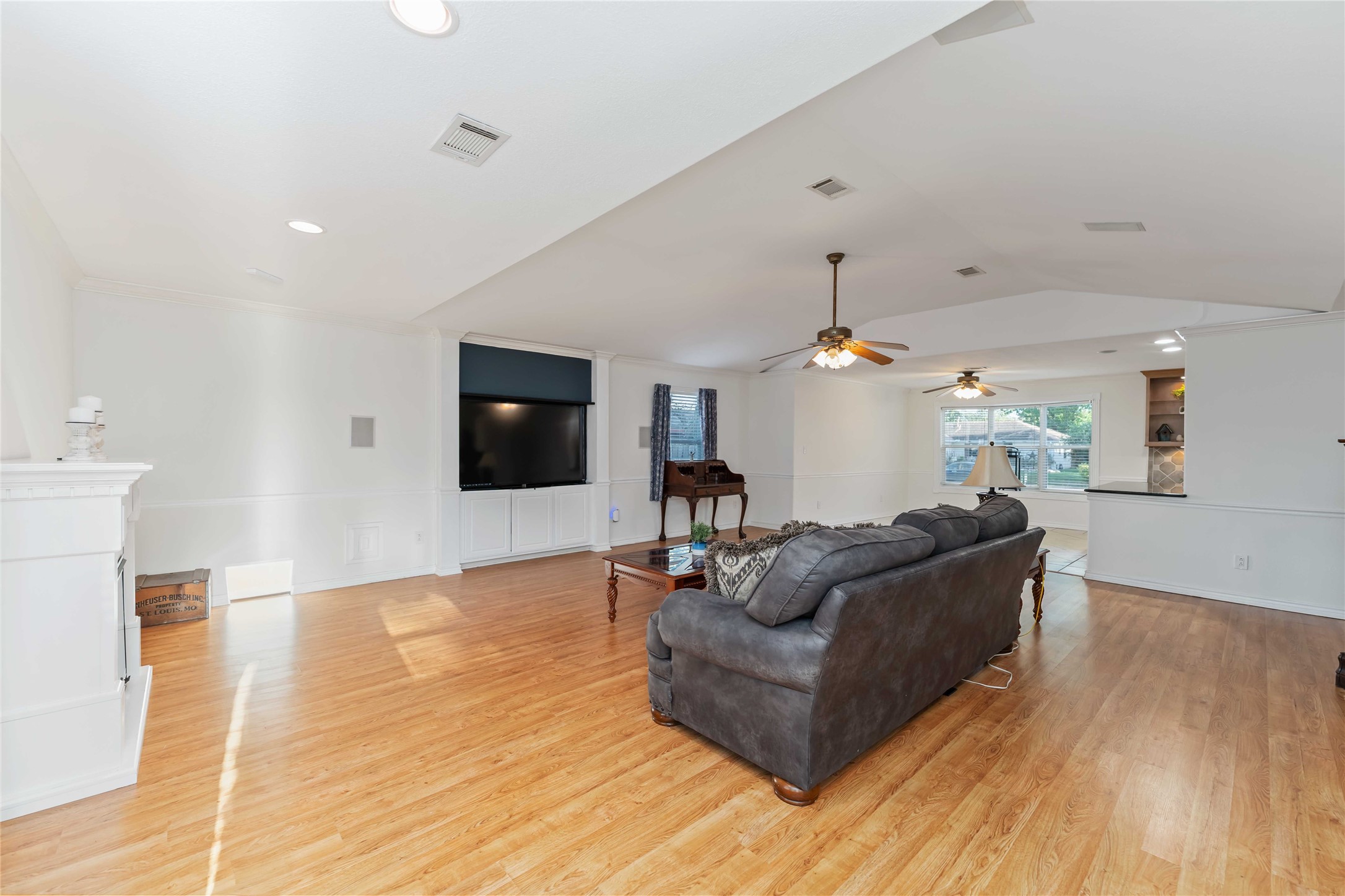 606 Packer Court Webster, TX 77598 - Photo 19 of 28 a living room with furniture and a flat screen tv