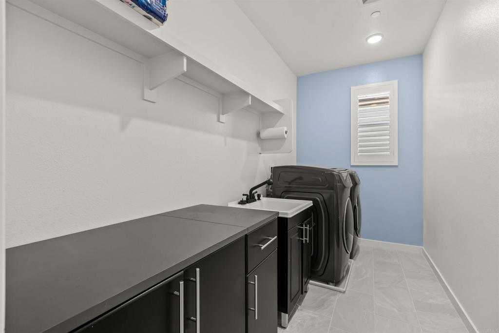 550 Meadowood Street Fallbrook, CA 92028 - Photo 26 of 37 a utility room with washer and dryer