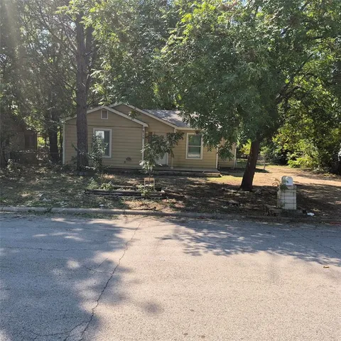 a view of a yard with a tree