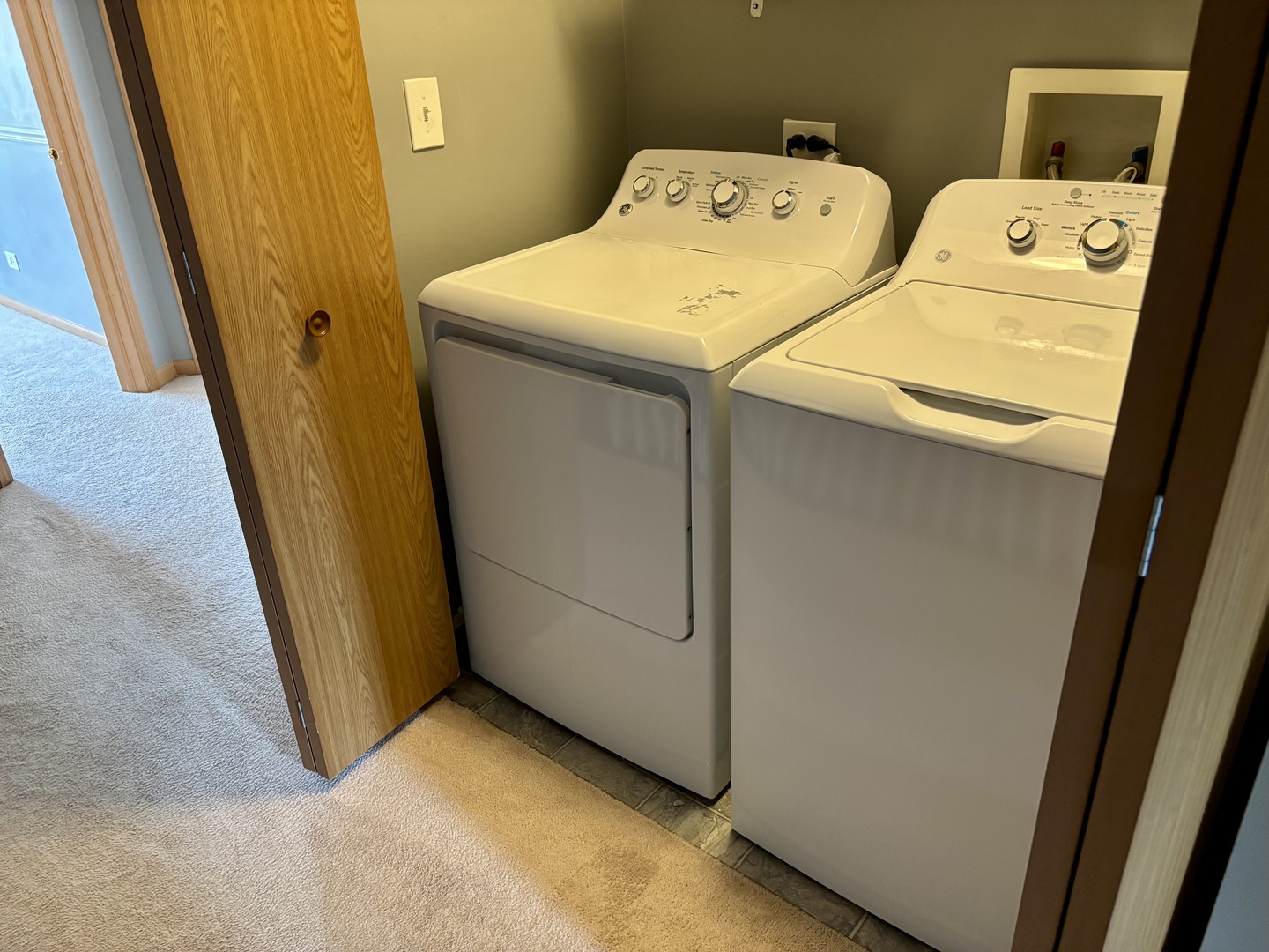 906 Clover Lane, Unit 906 Pingree Grove, IL 60140 - Photo 26 of 37 a utility room with dryer and washer