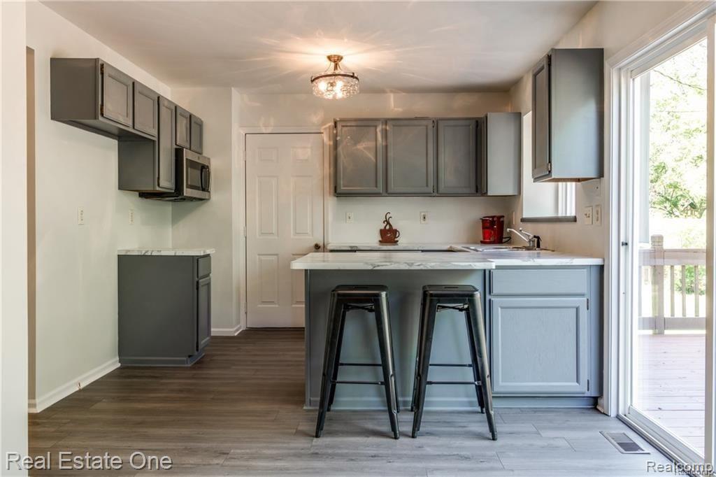 3894 Lippincott Road Lapeer, MI 48446 - Photo 5 of 34 Breakfast Bar