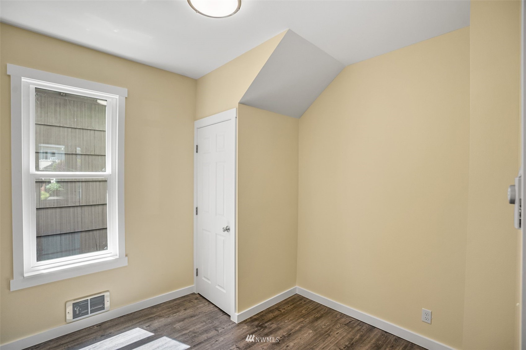 3113 Oakes Avenue Everett, WA 98201 - Photo 12 of 38 a view of small space with wooden floor and a window