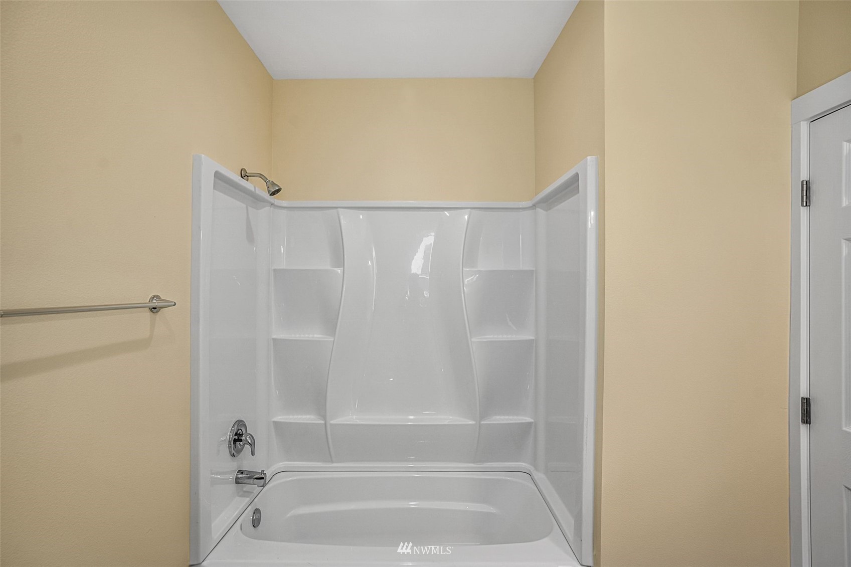 3113 Oakes Avenue Everett, WA 98201 - Photo 16 of 38 a bathroom with a bathtub