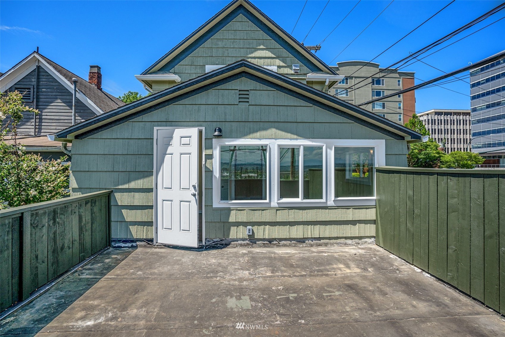 3113 Oakes Avenue Everett, WA 98201 - Photo 23 of 38 a front view of a house with a garden