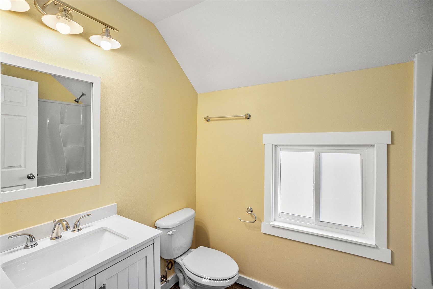 3113 Oakes Avenue Everett, WA 98201 - Photo 27 of 38 a bathroom with a toilet sink and mirror