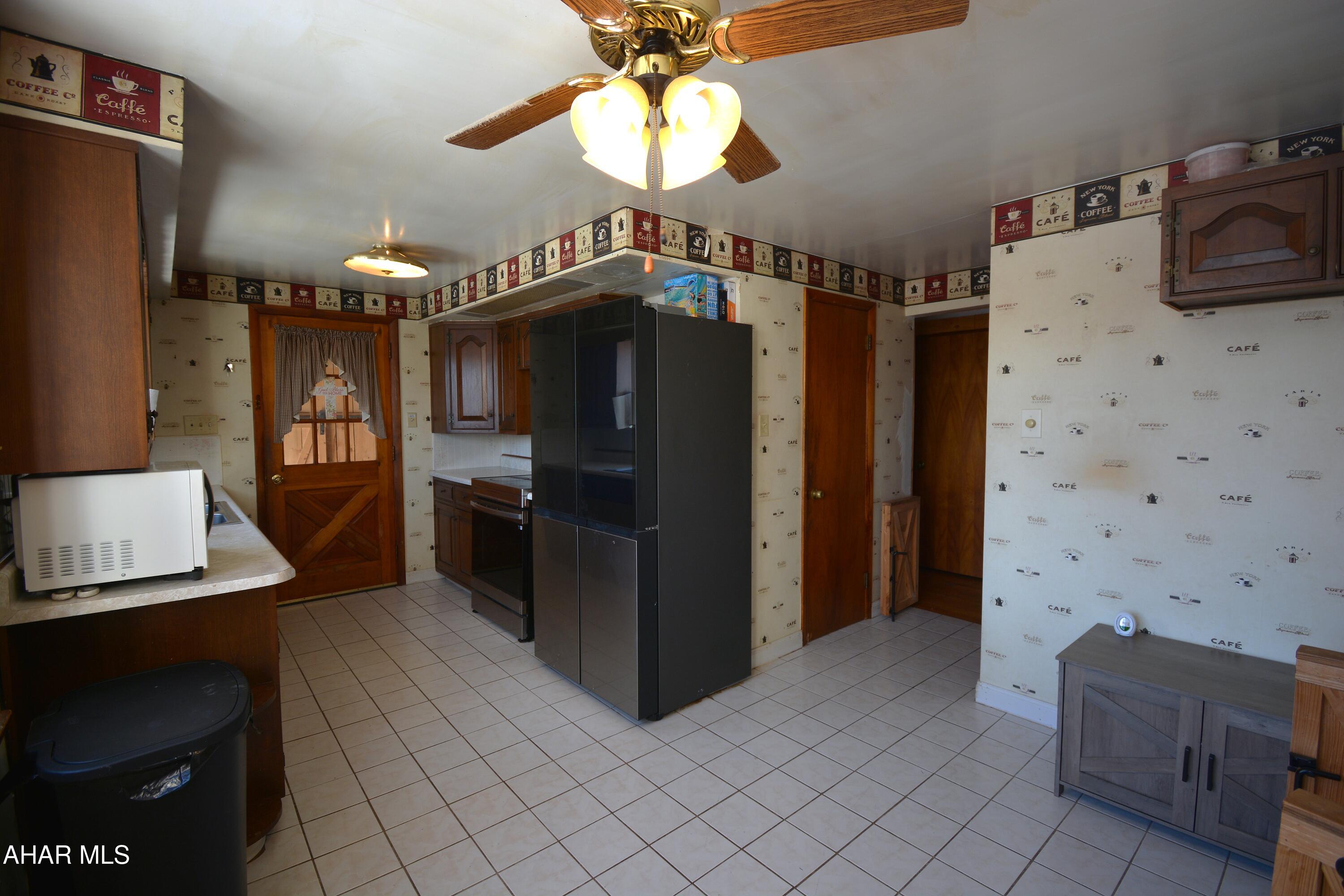 875 Davis Road Altoona, PA 16601 - Photo 2 of 33