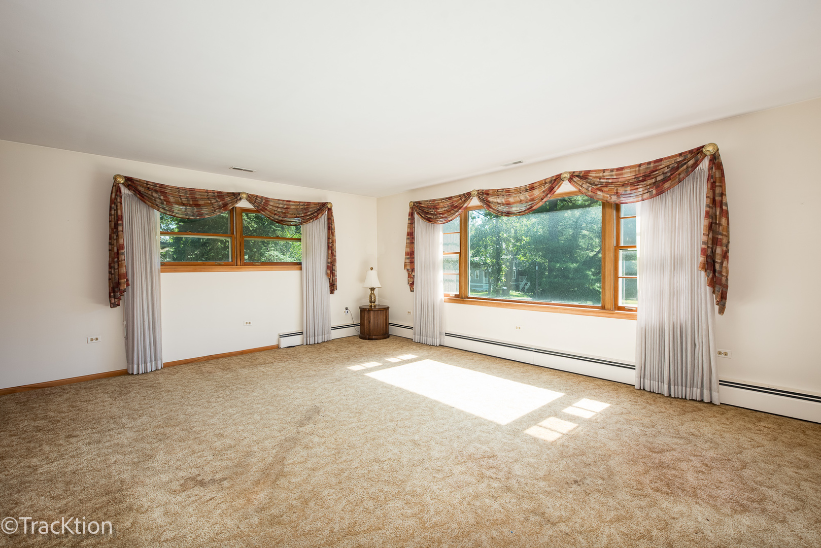 454 Andrus Road Darien, IL 60561 - Photo 3 of 20 an empty room with windows