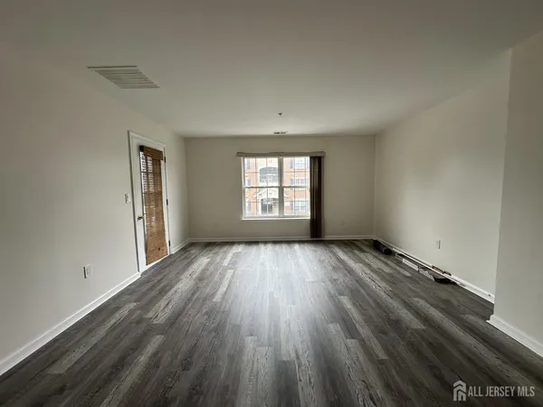 $2,400 | 1022 Dogwood Court, New Brunswick, NJ 08901