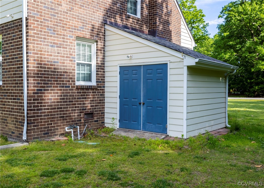 13329 Starcross Road Midlothian, VA 23113 - Photo 9 of 47 a view of a backyard with a garden