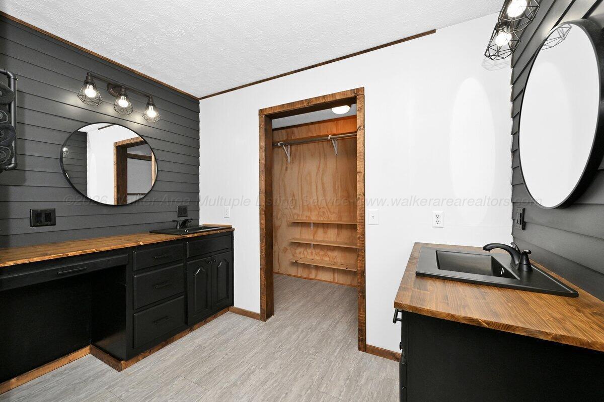 196 County Road 3706 Addison, AL 35540 - Photo 17 of 49 Primary Bath with separate Vanities