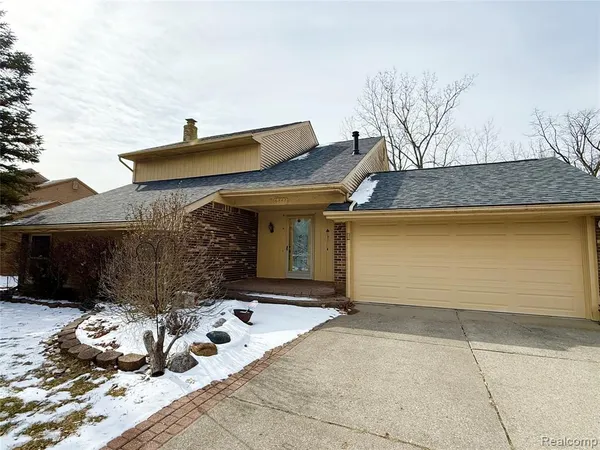 $2,500 | 6842 Indian Creek Drive, West Bloomfield, MI 48322
