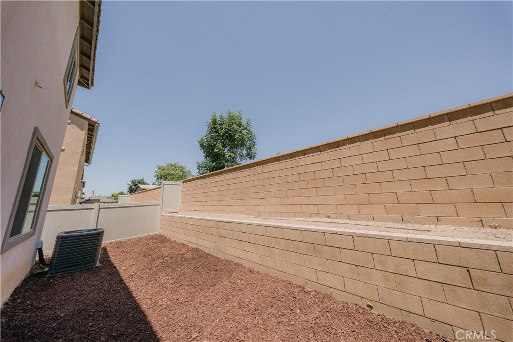 560 East Vodden Street Rialto, CA 92376 - Photo 9 of 59