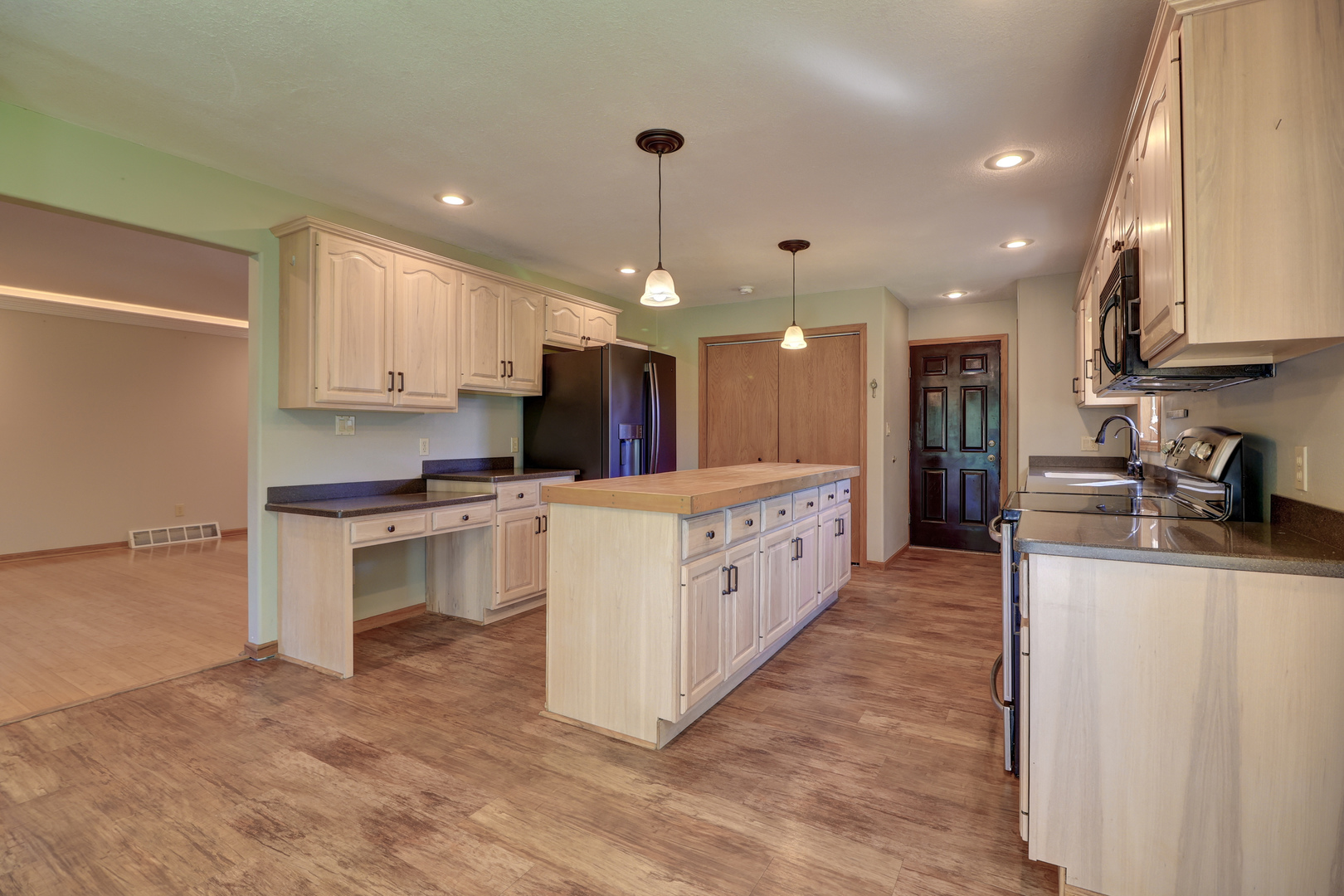 681 West Deer Creek Road Clinton, IA 52732 - Photo 4 of 51