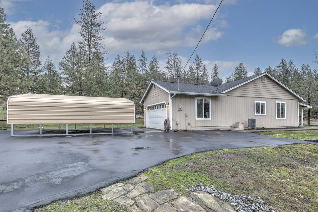 2749 Robertson Bridge Road Grants Pass, OR 97526 - Photo 6 of 59 2749RobertsonBr-6