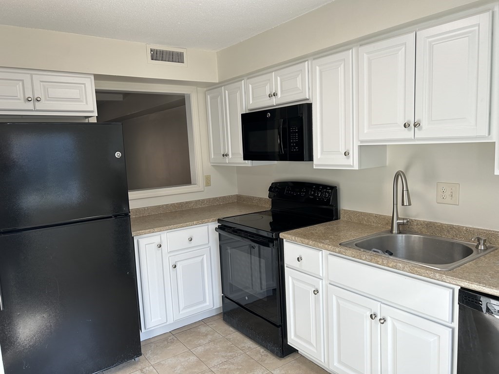 13 Beal's Cove Road, Unit E Hingham, MA 02043 - Photo 6 of 10 Gallery Image 6
