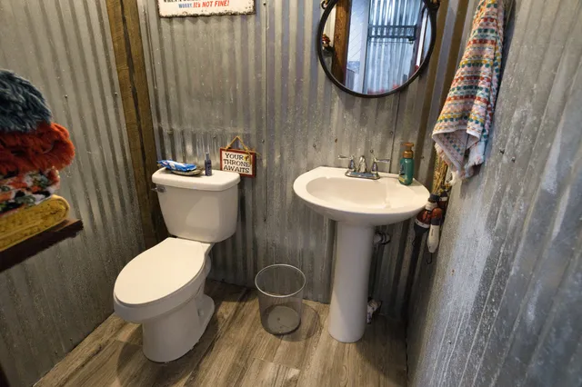 a view of fountain in the front of door