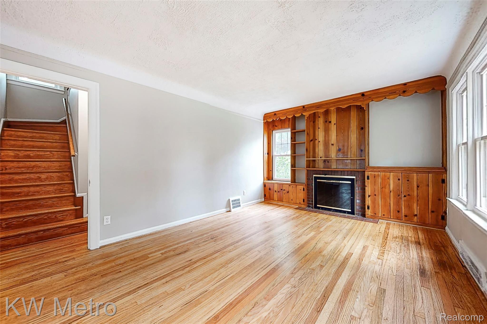 56 Kensington Boulevard Pleasant Ridge, MI 48069 - Photo 7 of 29 LIVING ROOM