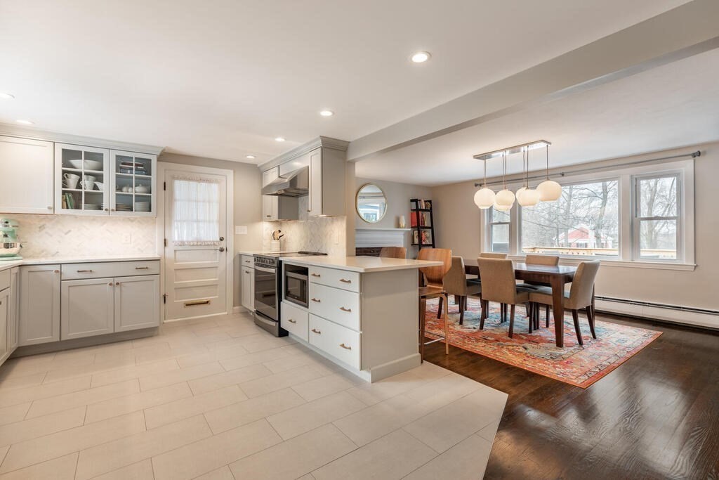 26 Curve Street Wakefield, MA 01880 - Photo 3 of 34