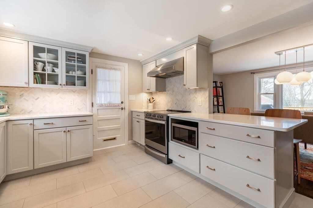 26 Curve Street Wakefield, MA 01880 - Photo 4 of 34