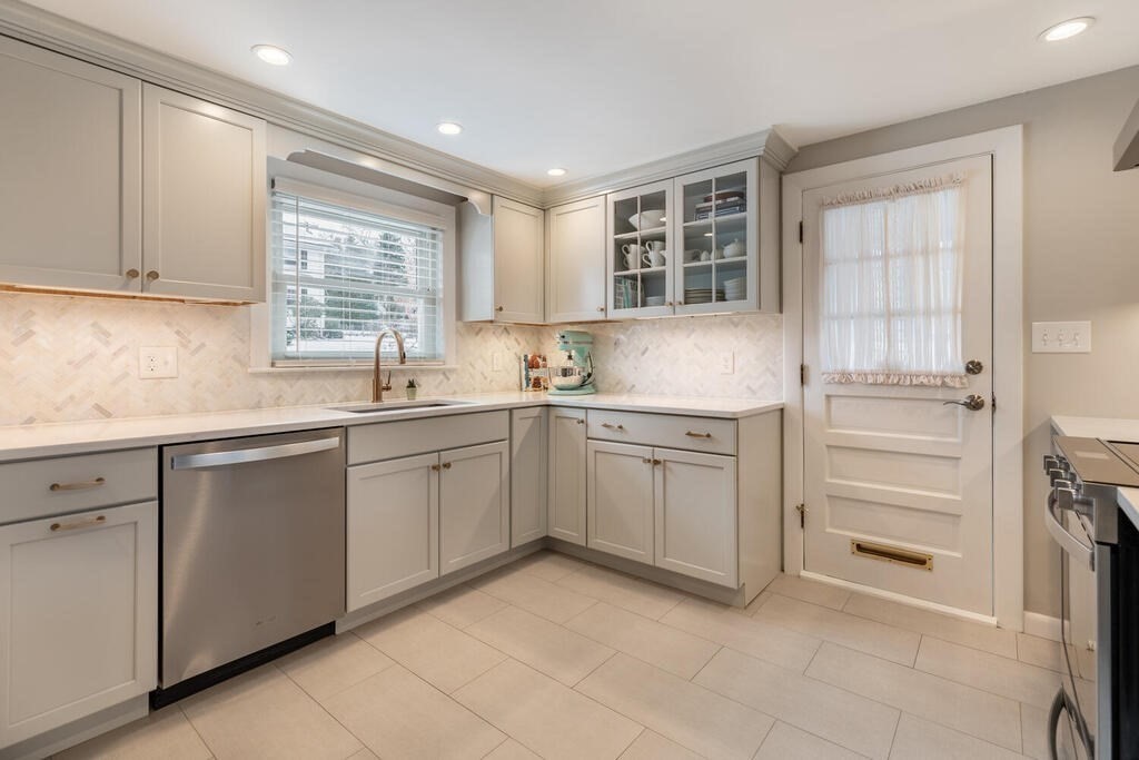 26 Curve Street Wakefield, MA 01880 - Photo 6 of 34